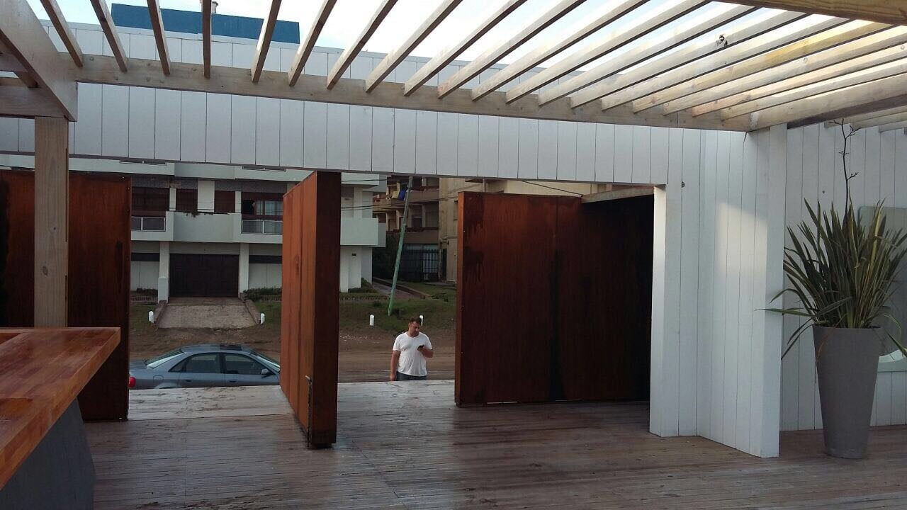 Xipre_UFOPOINT_Pinamar_AceroCorten_Puerta